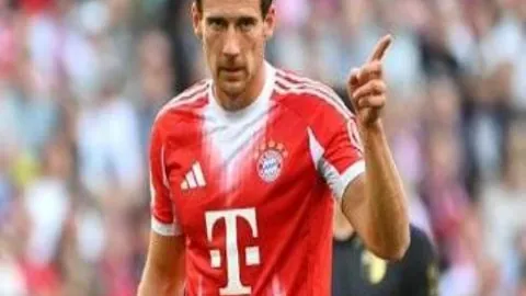 国足半场告急：两球落后形势堪忧，球迷打分揭晓